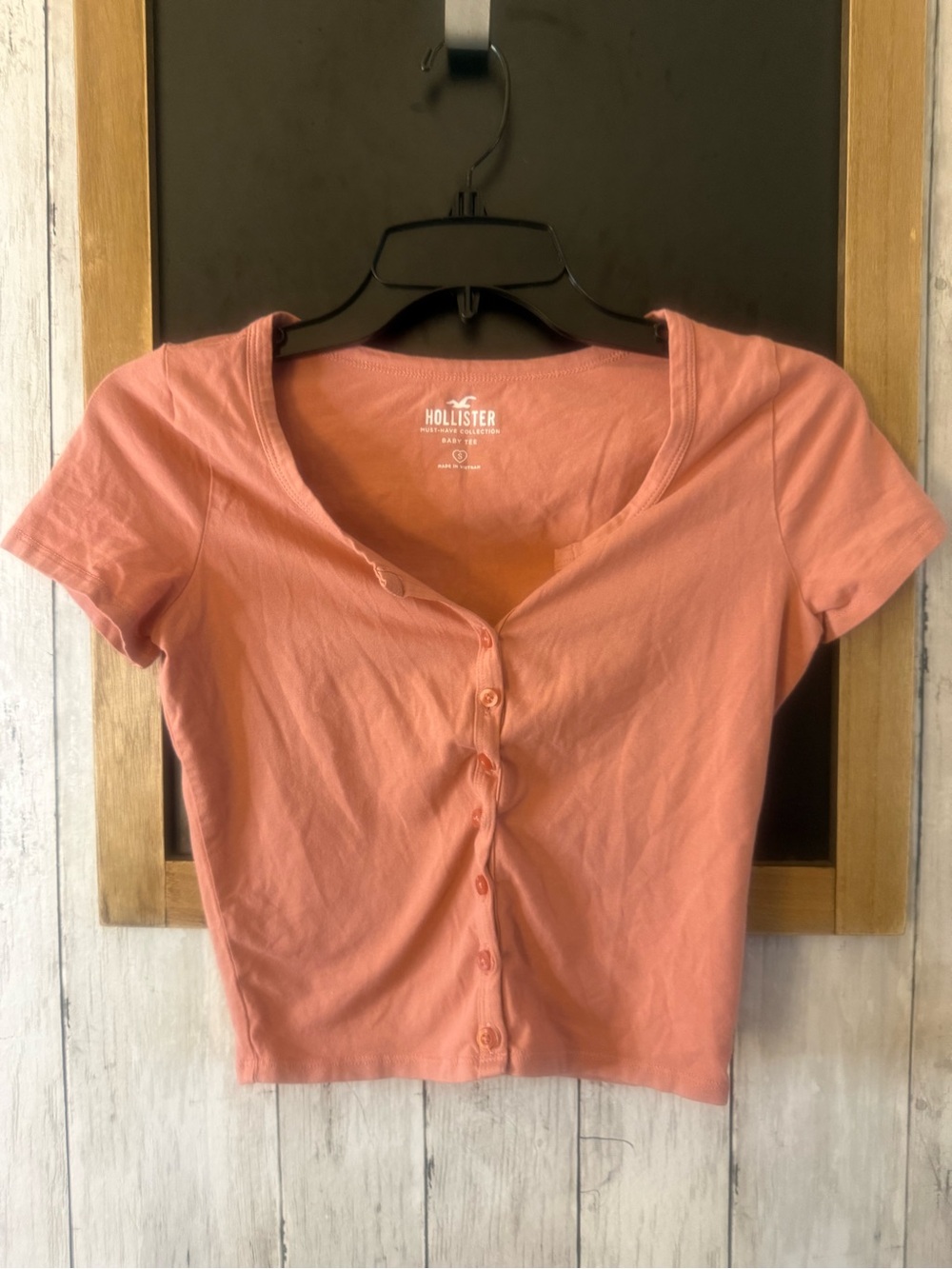 Hollister Women’s Baby Tee Brown Small Must-Have Collection Peach